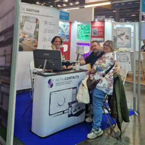 Stand MetalContacts avec visiteurs souriants en salon professionnel