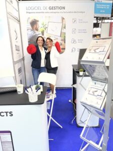 Stand de logiciel de gestion avec deux femmes souriantes