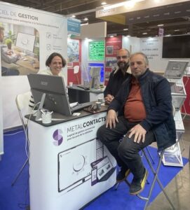 Salon professionnel, stand logiciel MetalContacts avec trois personnes