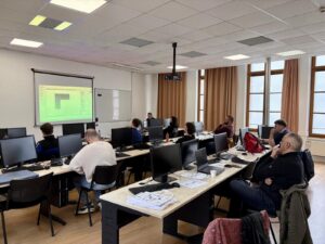 Salle informatique avec adultes en formation