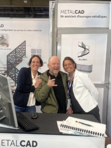 Trois personnes souriantes sur stand METALCAD