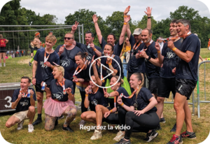 Groupe de participants médaillés célébrant une course d’obstacles